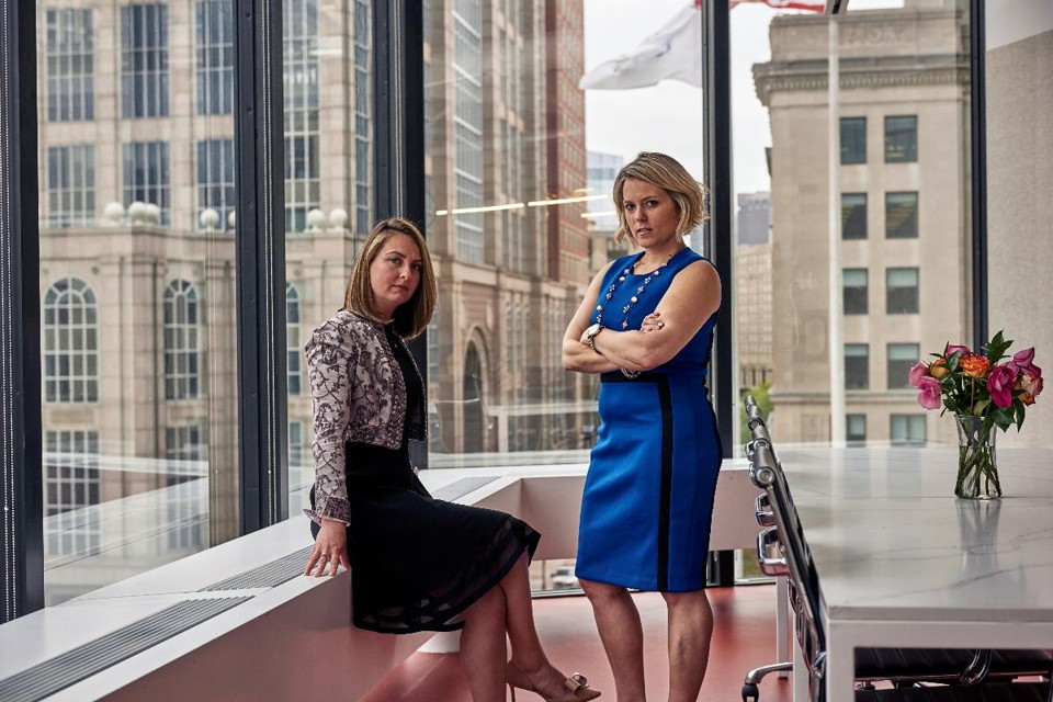 Ashley Paré (esquerda) e Danielle Lucido em Boston. Elas coordenam voluntariamente oficinas de negociação de salário para mulheres | TONY LUONGNYT