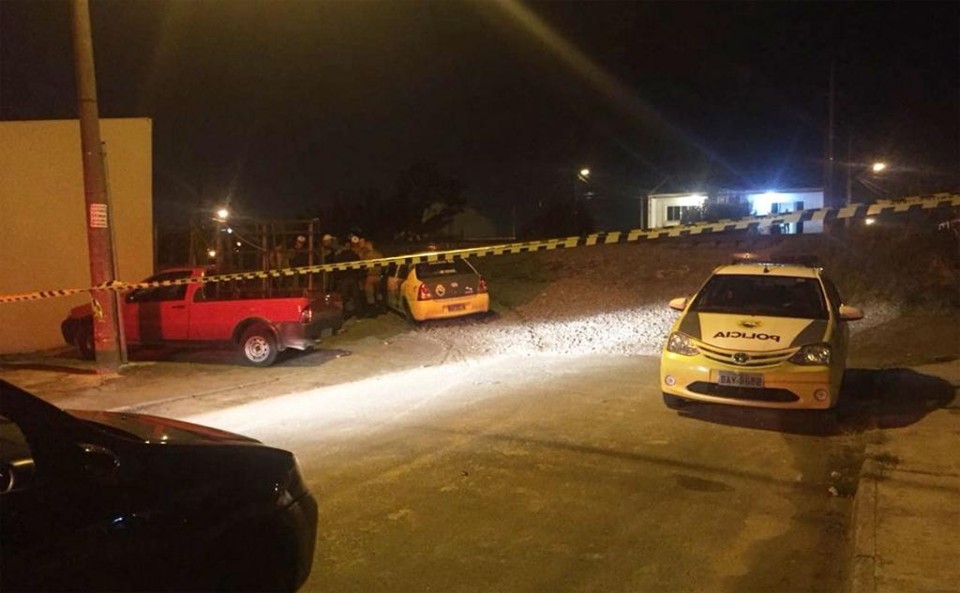 Veículo usado pelos assaltantes foi abandonado e eles fugiram a pé pelo matagal. | Felipe Rosa/Tribuna do Paraná