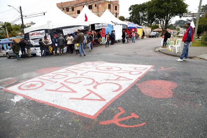 Barracas da vigília a favor de Lula no entorno da PF no Santa Cândida: Justiça determina que estruturas sejam desmontadas. | Aniele Nascimento/Gazeta do Povo
