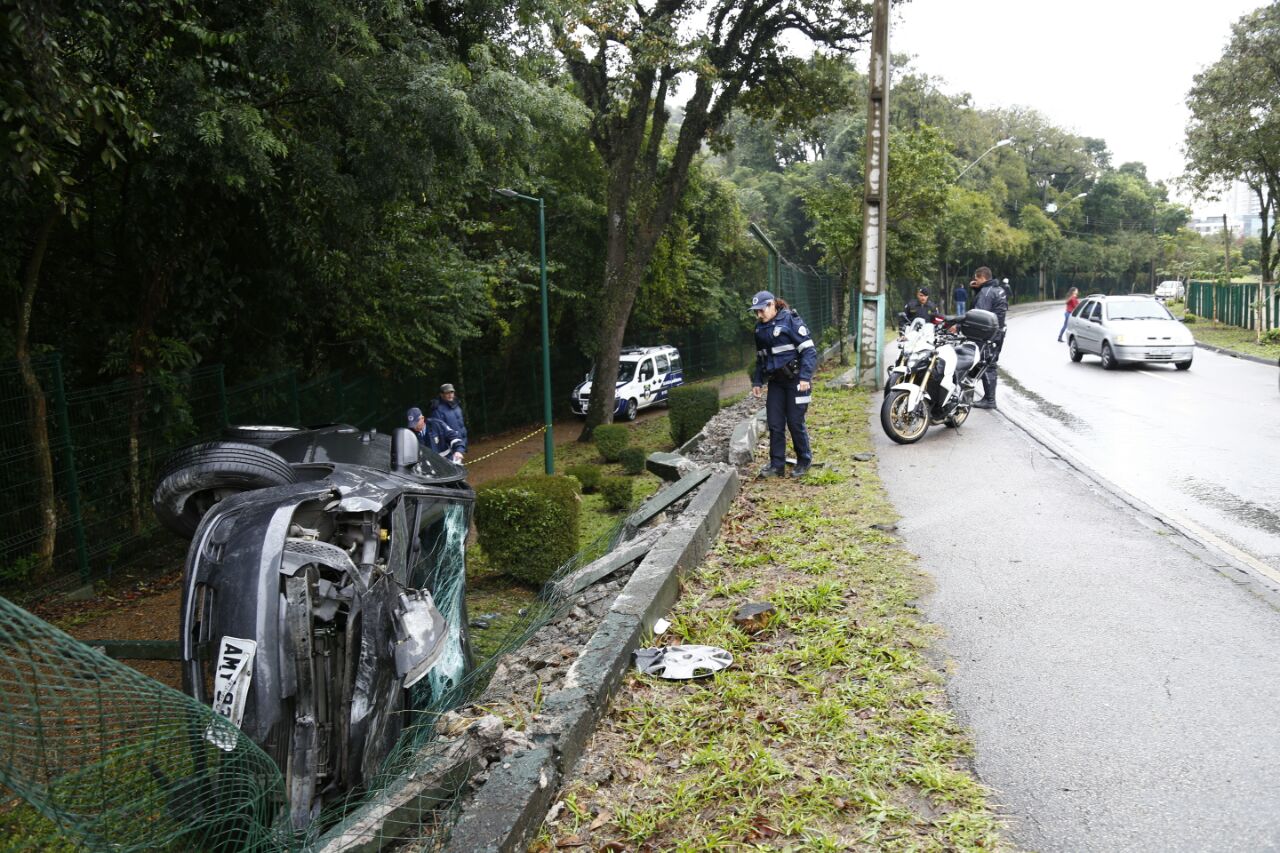 Carro capotado na pista de caminhada do Jardim Botânico. | Aniele Nascimento/Gazeta do Povo