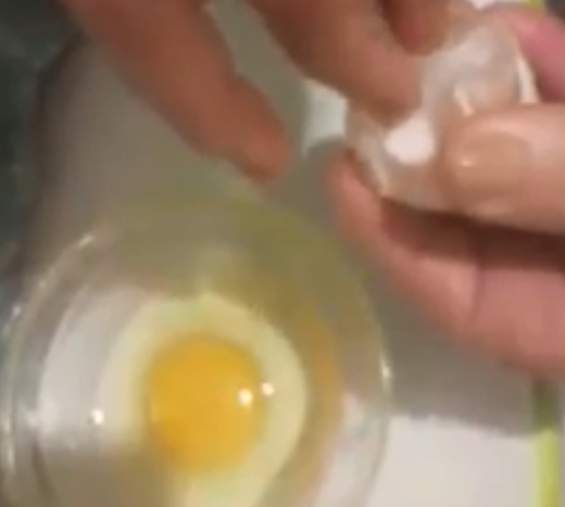 Vídeo de suposto ovo de plástico se espalhou pela internet | Reprodução/