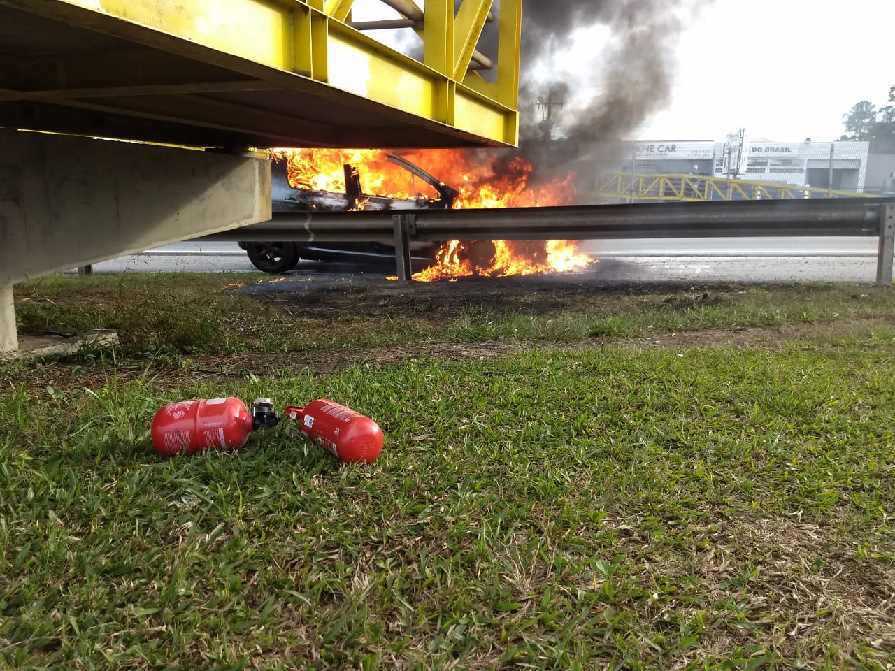 Carro em chamas na BR-277: apesar do susto, ninguém ficou ferido. | Alex Silveira/Gazeta do Povo
