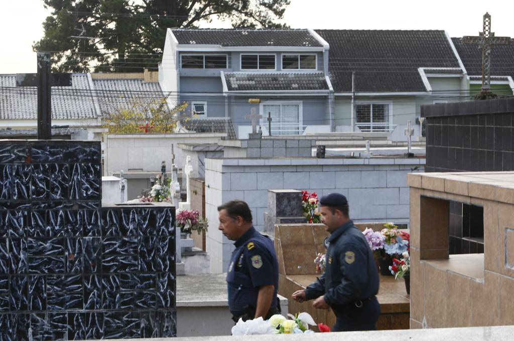 Guardas municipais fazem ronda no Cemitério do Boqueirão, onde o corpo de um bebê de um ano foi levado sexta-feira. | Aniele Nascimento/Gazeta do Povo