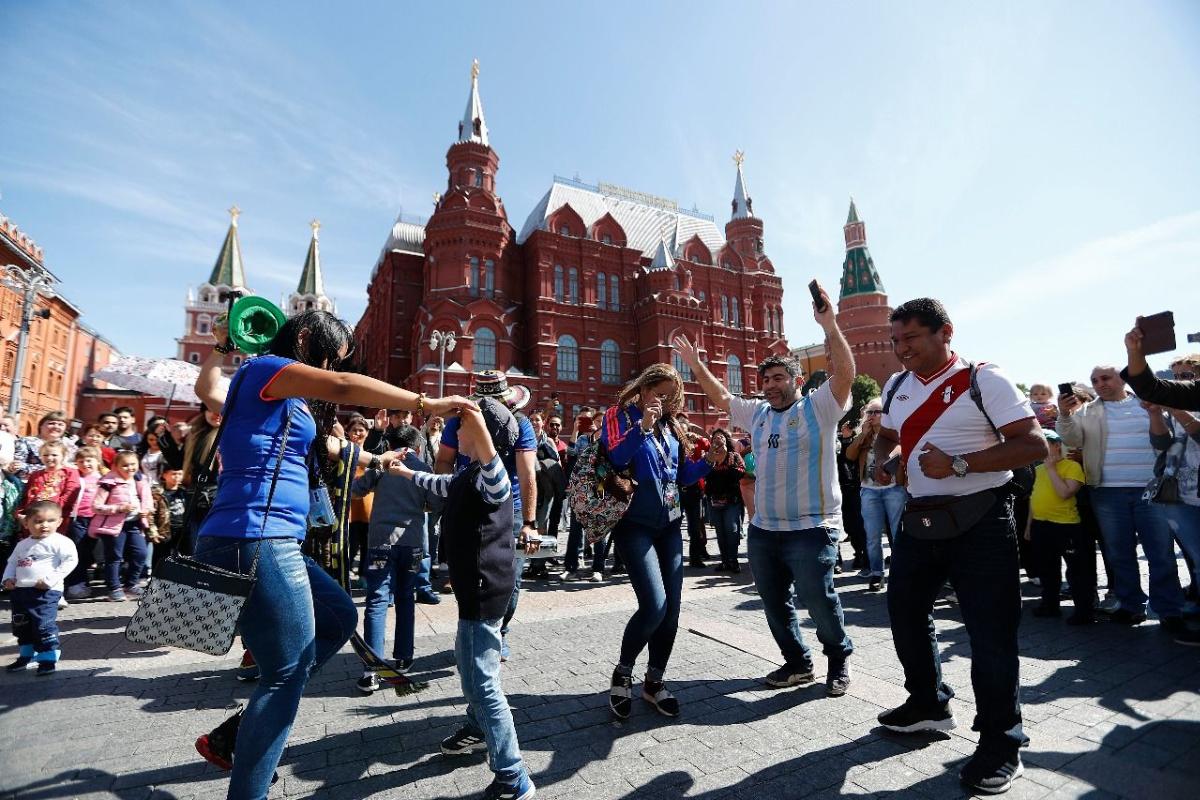 Colombianos, argentinos e peruanos reunidos em animada roda de dança em Moscou. | Jonathan Campos, enviado especial/
Gazeta do Povo