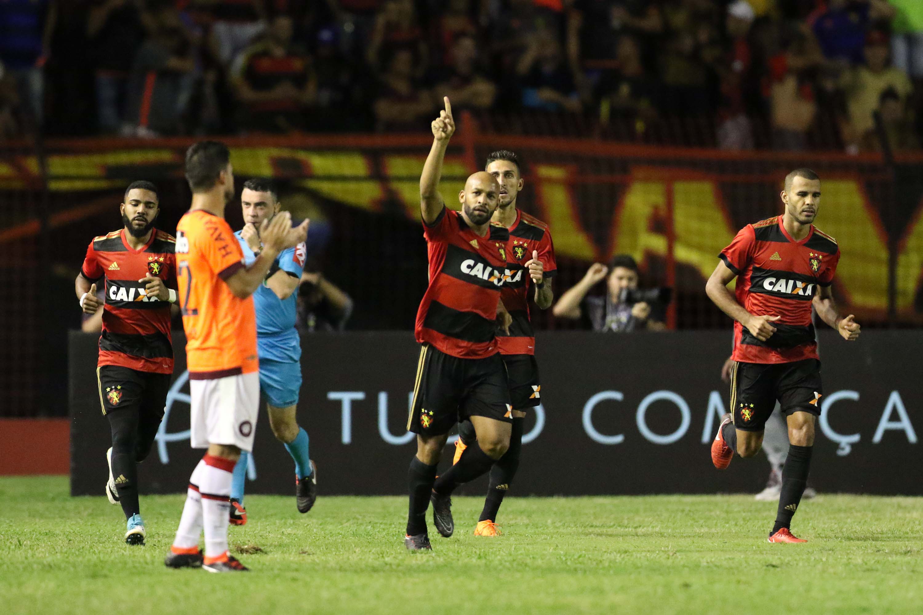 Fellipe Bastos comemora o gol da vitória do Sport, que empurrou o Furacão para a ZR | ALDO CARNEIRO/ESTADÃO CONTEÚDO