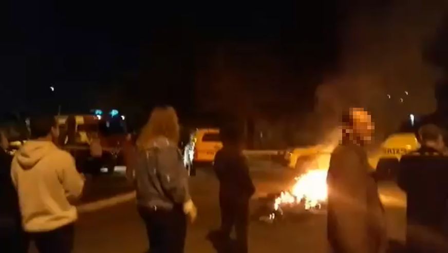Manifestantes queimaram placas e cartazes na região do Santa Cândida | Reprodução/