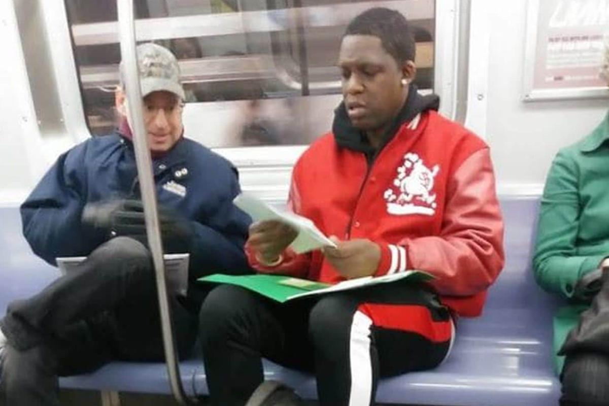 Corey Simmons pediu ajuda a um estranho no metrô com o dever de matemática de seu filho. | Denise Wilson/Facebook.