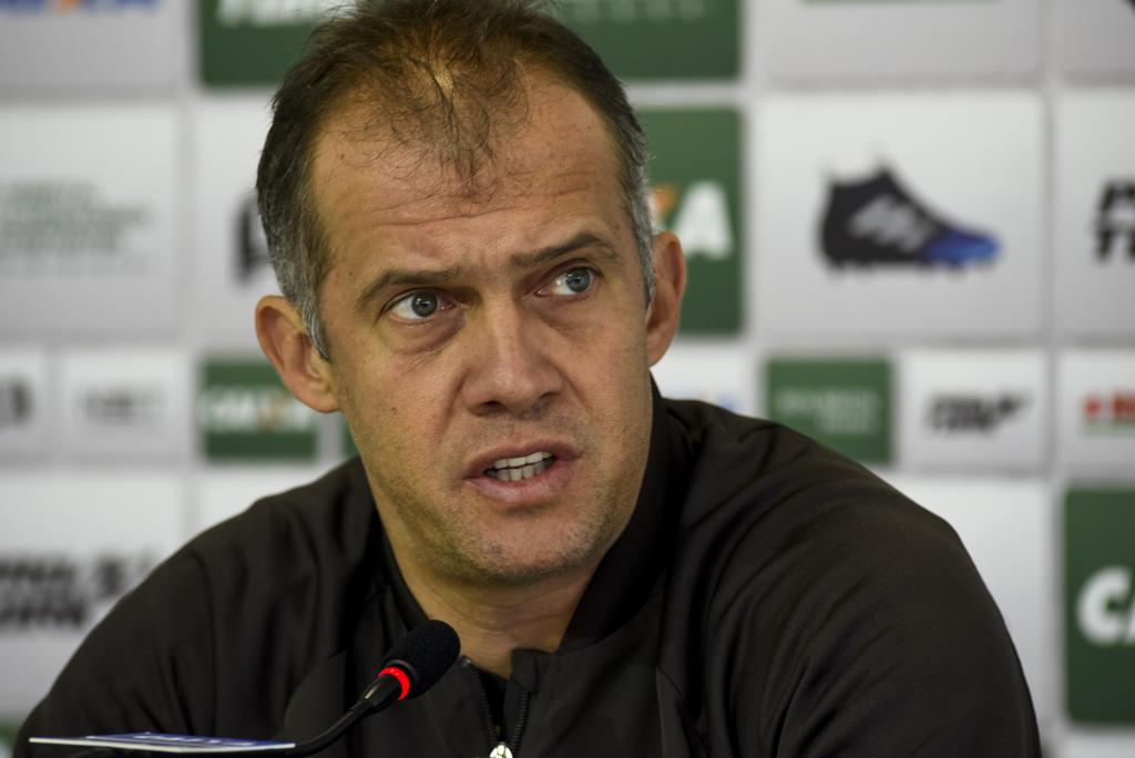 O técnico Eduardo Baptista quer mais movimentação dos volantes para ganhar intensidade no ataque. | Henry Milleo/Gazeta do Povo
