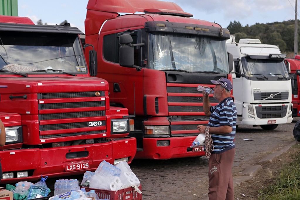 Caminhões parados durante a greve: medida para encerrar