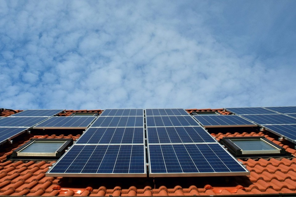 BNDES terá empréstimos para pessoas físicas instalarem placas de energia solar Placas fotovoltaicas em telhado de casa. | /Pixabay