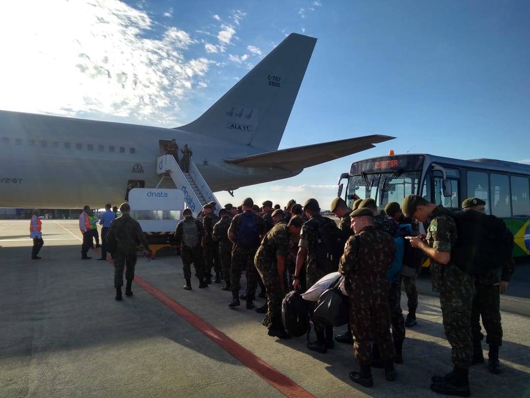 Militares do Exército embarcam no Aeroporto Afonso Pena para missão em Roraima. | Tenente Josiany Fiedler Vieira/Exército