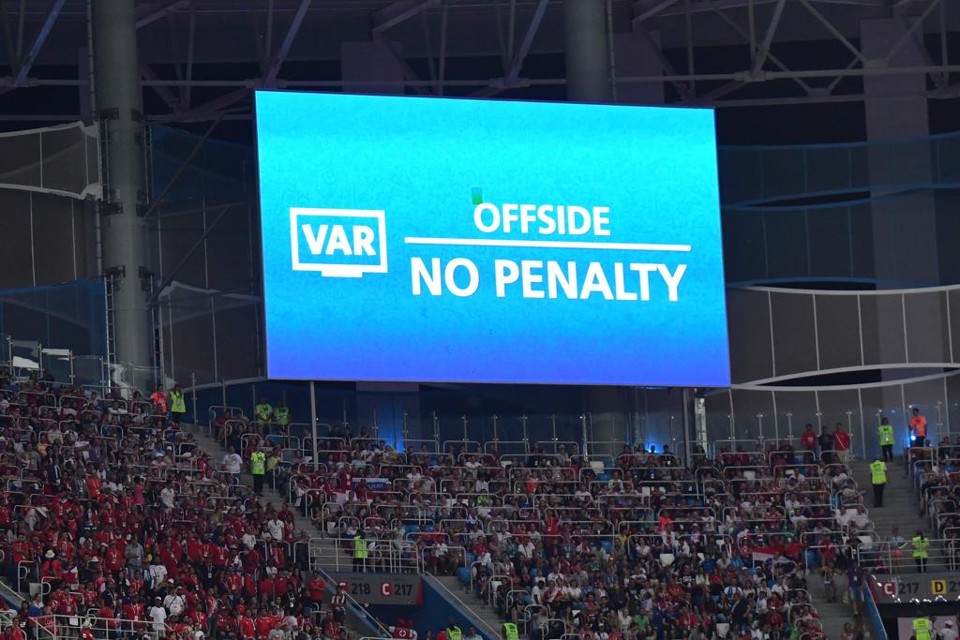 Mané cai na área em choque com Sánchez e o árbitro croata Milorad Mazic marca pênalti. Depois, entretanto, anula a penalidade ao consultar o sistema. VAR ajudando a Copa do Mundo 2018. | MARTIN BERNETTI/AFP