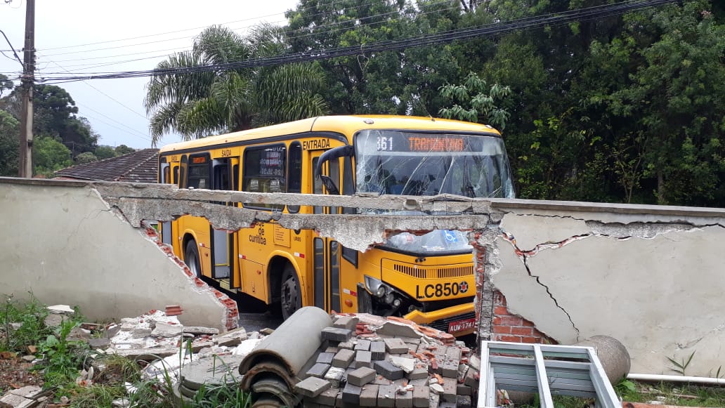 Ônibus perdeu o controle e bateu contra um muro, que ficou destruído | Reprodução/Setran