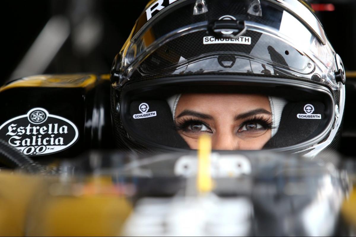 Saudita Aseel Al-Hamad no cockpit de um carro de F1 da equipe Renault, antes do GP da França | Twitter/Renaultsport