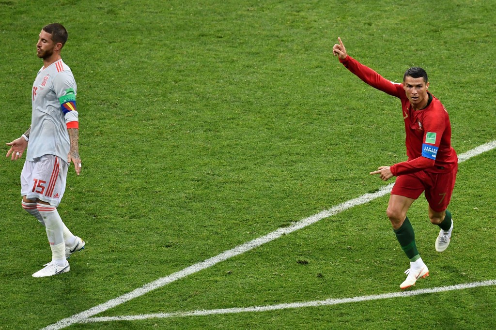 Cristiano Ronaldo comemora um de seus três gols no empate entre Portugal e Espanha