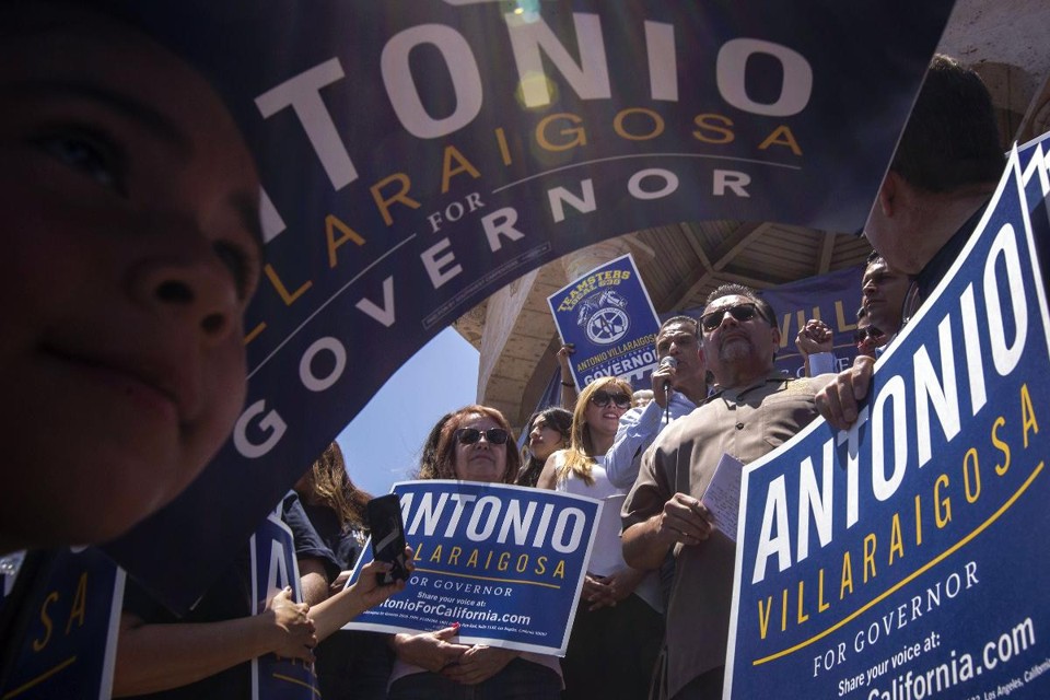Califórnia tentou evitar a polarização nas eleições, mas só conseguiu o caos Eleitores se mobilizam na Califórnia para apoiar Antonio Villaraigosa, candidato democrata ao governo do estado | DAVID MCNEW/AFP
