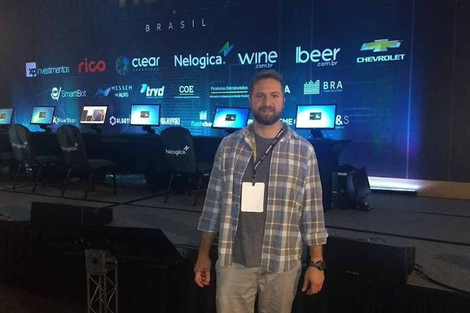 Alex Buziquia no auditório onde aconteceu o campeonato em que se consagrou campeão. | Arquivo pessoal/