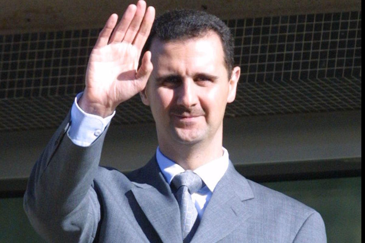 Ditador da Síria, Bashar al-Assad, acena para a multidão em Damasco | LOUAI BESHARA/AFP