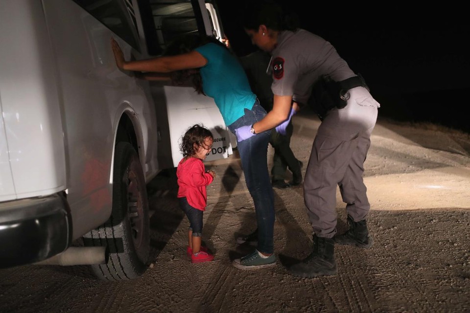 Garotinha hondurenha de 2 anos chora ao ver sua mãe ser revistada e detida pela Patrulha da Fronteira perto da fronteira entre os EUA e o México | JOHN MOORE/AFP