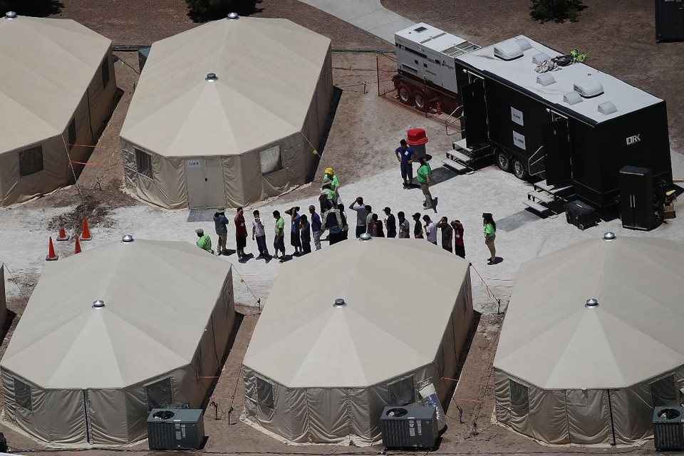 Crianças e trabalhadores são vistos em um acampamento construído recentemente perto do Porto de Entrada de Tornillo, no Texas, em 19 de junho | JOE RAEDLEAFP