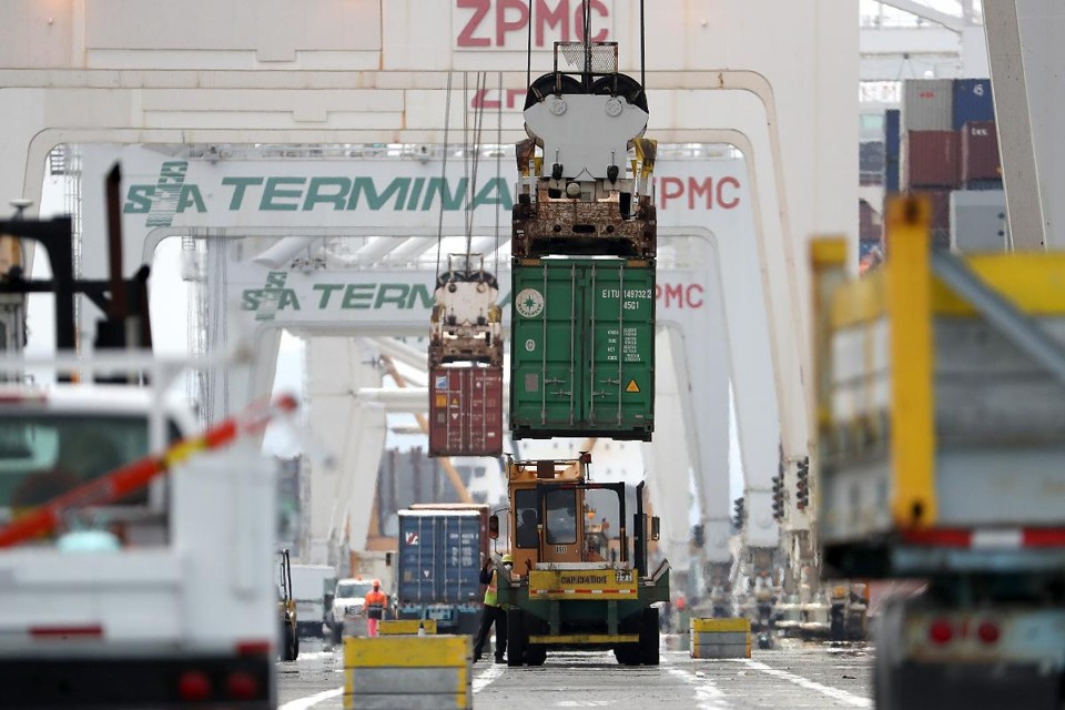 Movimentação de cargas no porto de Oakland, nos Estados Unidos | JUSTIN SULLIVAN/
AFP