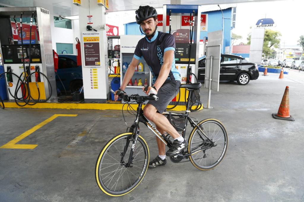 O motorista Bruno Hrabovsky deixou o carro em casa para procurar, de bicicleta, o menor preço de combustível da cidade | Aniele Nascimento/Gazeta do Povo