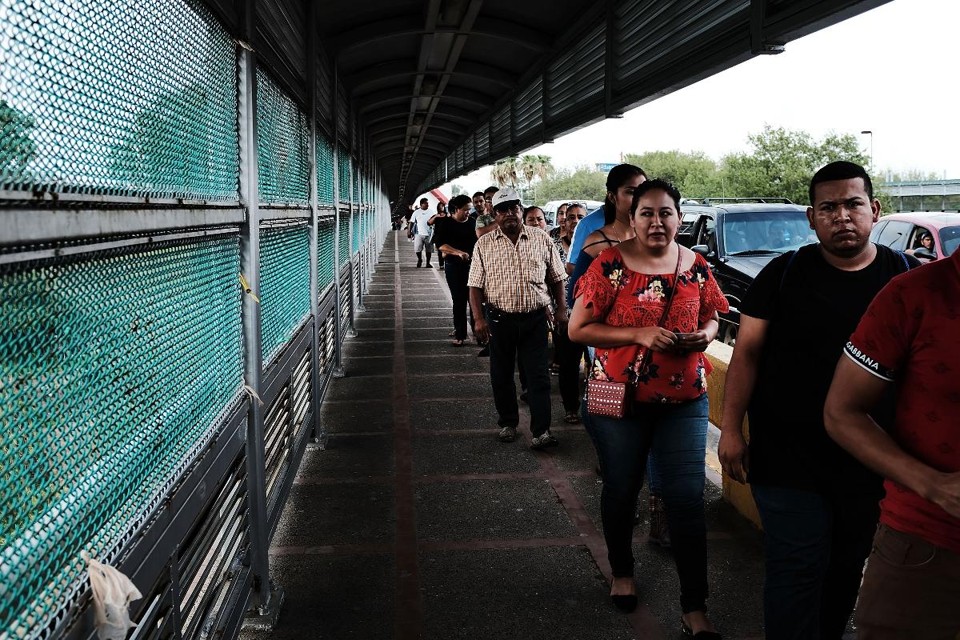 Pessoas cruzam a ponte que liga Brownsville, nos Estados Unidos, a Reynosa, no México | SPENCER PLATT/
AFP