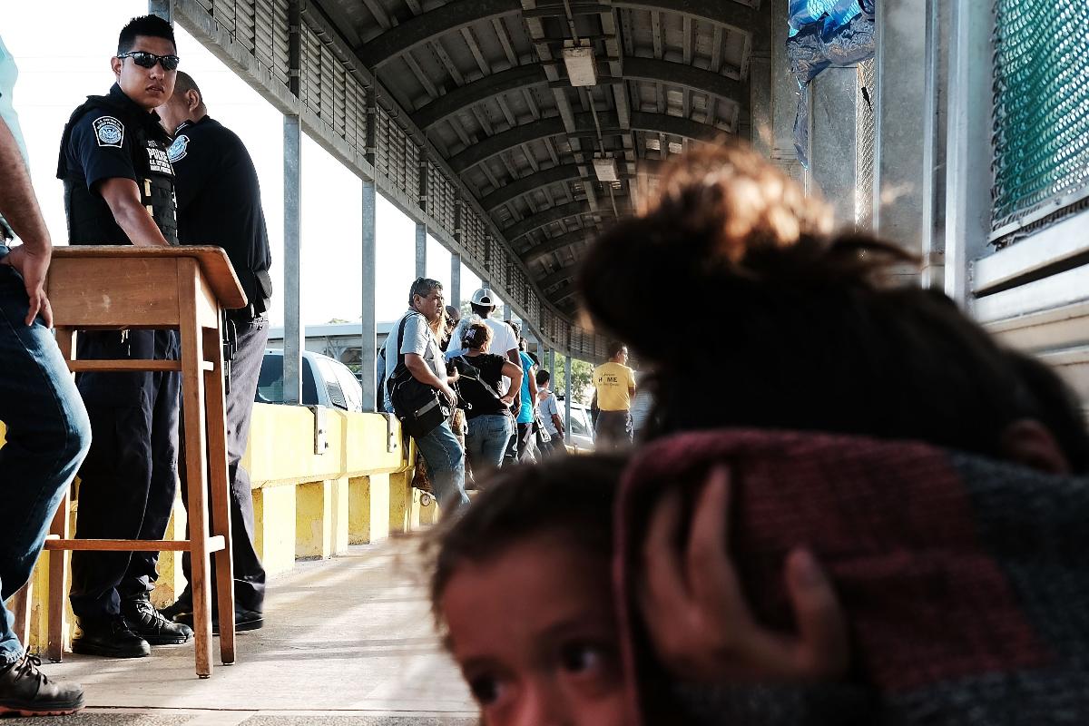 Migrantes hondurenhos que fogem da pobreza e da violência aguardam atendimento das autoridades de fronteira americanas | SPENCER PLATTAFP