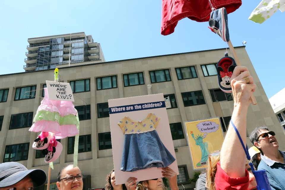 Na terça-feira, ativistas se reuniram em frente à corte de imigração de Seattle para protestar contra a política de imigração da administração Trump | Karen DuceyAFP
