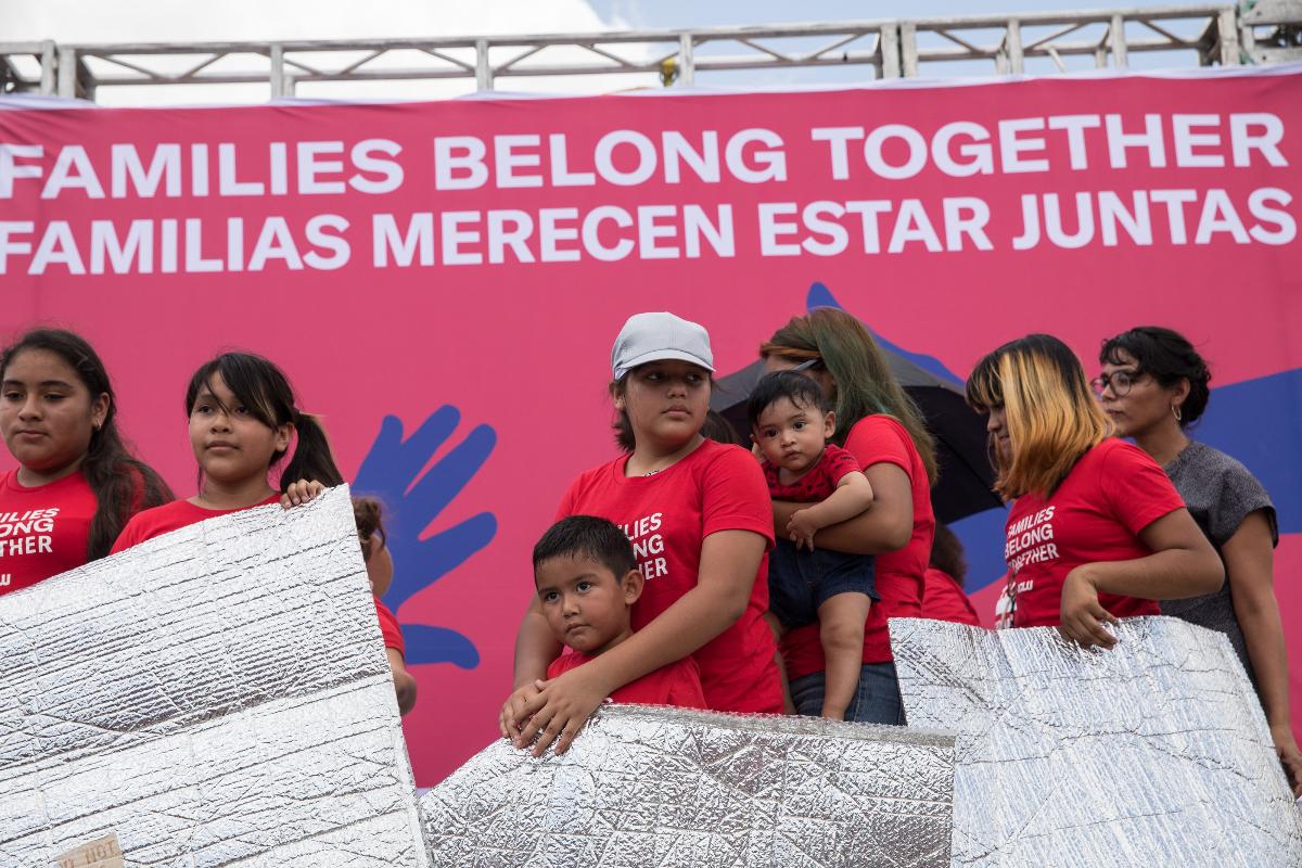 BROWNSVILLE, Texas - 28 de junho: Crianças usam material para representar os cobertores fornecidos em abrigos para crianças imigrantes durante um protesto contra as políticas de imigração da administração Trump no Linear Park, perto do tribunal federal em Brownsville, Texas, em 28 de junho de 2018. Apesar da administração de Trump ter acabado com a política de tolerância zero em relação à imigração, os manifestantes pediram que famílias separadas fossem reunidas e protestaram contra a detenção de crianças e famílias em busca de asilo na fronteira. | Tamir Kalifa/AFP