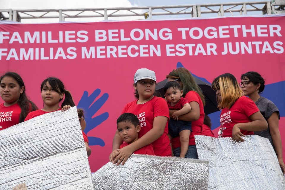BROWNSVILLE, Texas - 28 de junho: Crianças usam material para representar os cobertores fornecidos em abrigos para crianças imigrantes durante um protesto contra as políticas de imigração da administração Trump no Linear Park, perto do tribunal federal em Brownsville, Texas, em 28 de junho de 2018. Apesar da administração de Trump ter acabado com a política de tolerância zero em relação à imigração, os manifestantes pediram que famílias separadas fossem reunidas e protestaram contra a detenção de crianças e famílias em busca de asilo na fronteira. | Tamir Kalifa/AFP