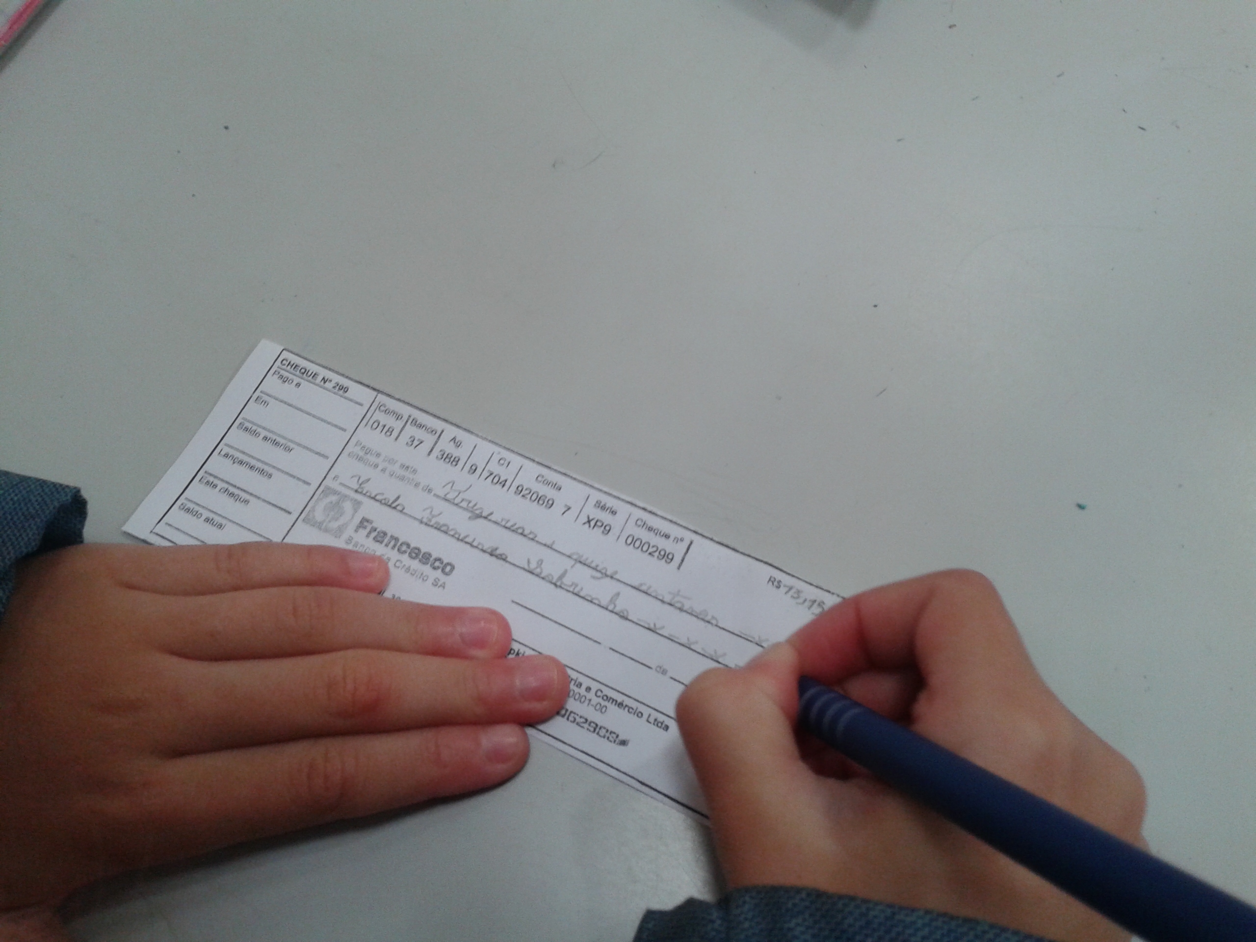 Na aula os alunos aprenderam sobre a a história do dinheiro e como usar moedas, cheques, cartões de crédito e o caixa eletrônico |