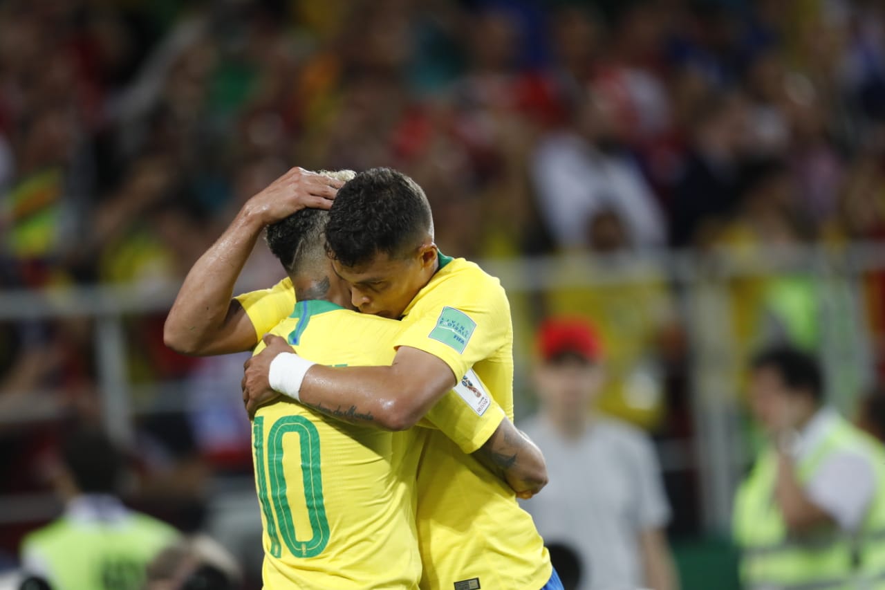 Thiago Silva e Neymar comemoram o segundo gol do Brasil contra a Sérvia. | Jonathan Campos/Gazeta do Povo/