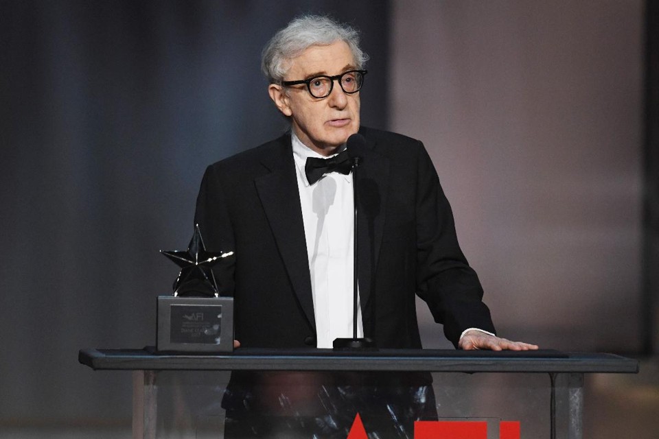 'Eu deveria ser o garoto propaganda do movimento #MeToo', afirma Woody Allen Nesta foto do arquivo feita em 7 de junho de 2017, o diretor-ator Woody Allen fala durante o tributo da gala do American Film Institute, no teatro do Dolby, em Hollywood, Califórnia. | KEVIN WINTER/AFP