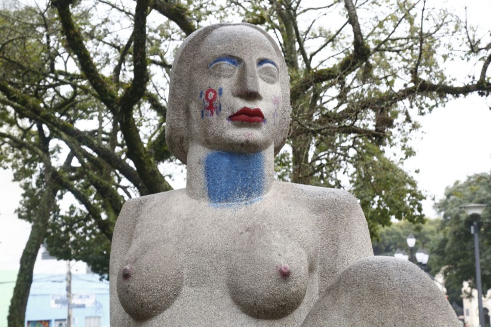 Estátua da Mulher Nua pichada no Centro de Curitiba. | Aniele Nascimento/Gazeta do Povo