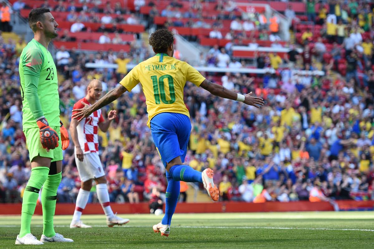 O goleiro croata só observa a comemoração de Neymar, após abrir o placar em Liverpool | OLI SCARFF/
AFP