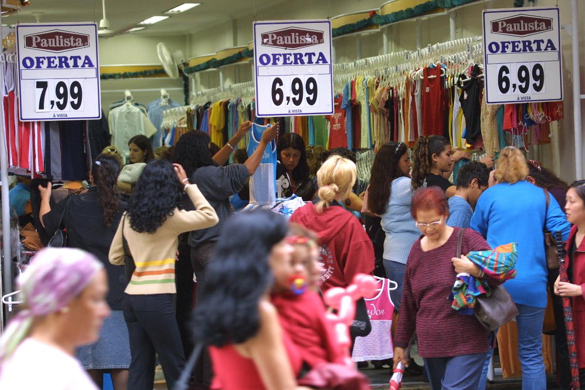 Pesquisa da CNC mostra nível de endividamento das famílias paranaenses. Na foto, um dia de compras no centro de Curitiba. | Albari RosaGazeta do Povo