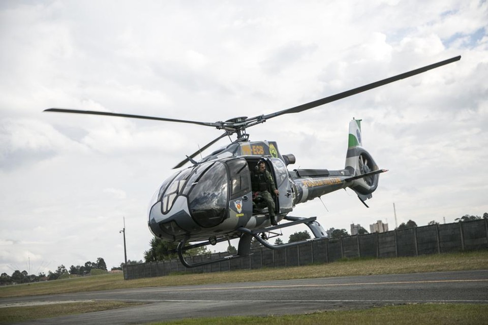 Conheça o helicóptero da PM que ajuda a salvar vidas e atua em perseguições policiais Helicóptero saindo para missões do hangar do Aeroporto do Bacacheri | Marcelo Andrade/Gazeta do Povo