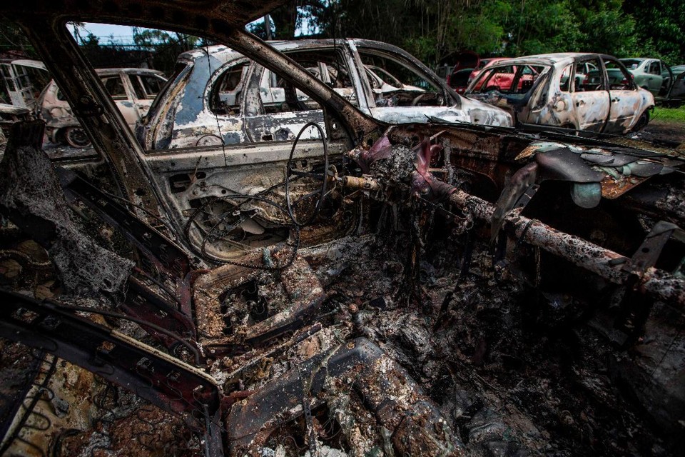 Carros foram queimados durante protesto em Manágua, capital da Nicarágua | INTI OCON/AFP