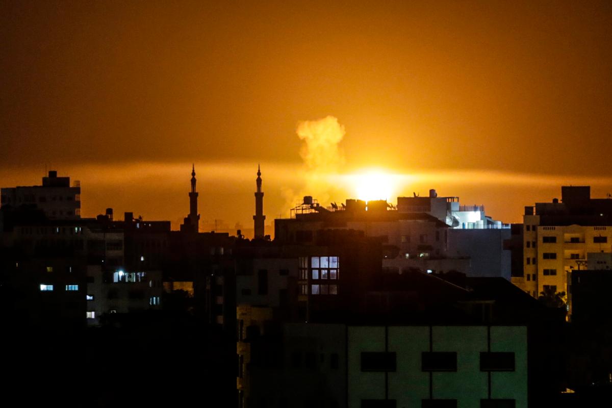 Explosão em Gaza, após ofensiva aérea israelense, neste domingo | MAHMUD HAMS/AFP