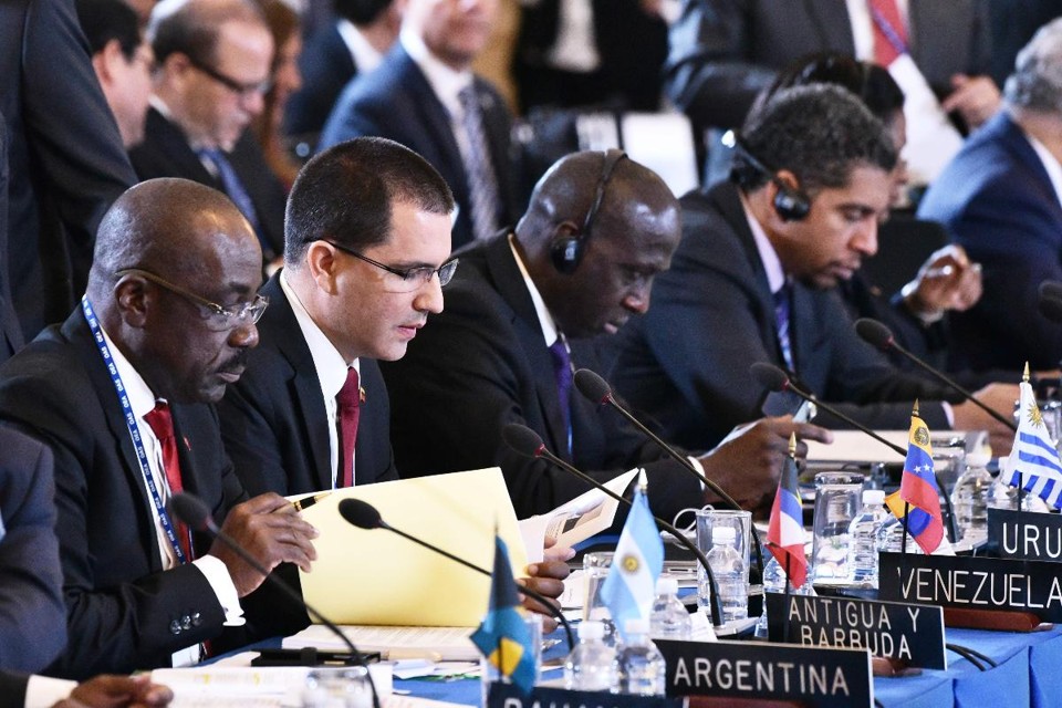 Ação de suspensão da Venezuela ganha força na OEA Ministro das relações Exteriores da Venezuela, Jorge Arreaza (2º E), e representantes de outros países durante encontro da OEA nesta segunda-feira (4) | MANDEL NGANAFP
