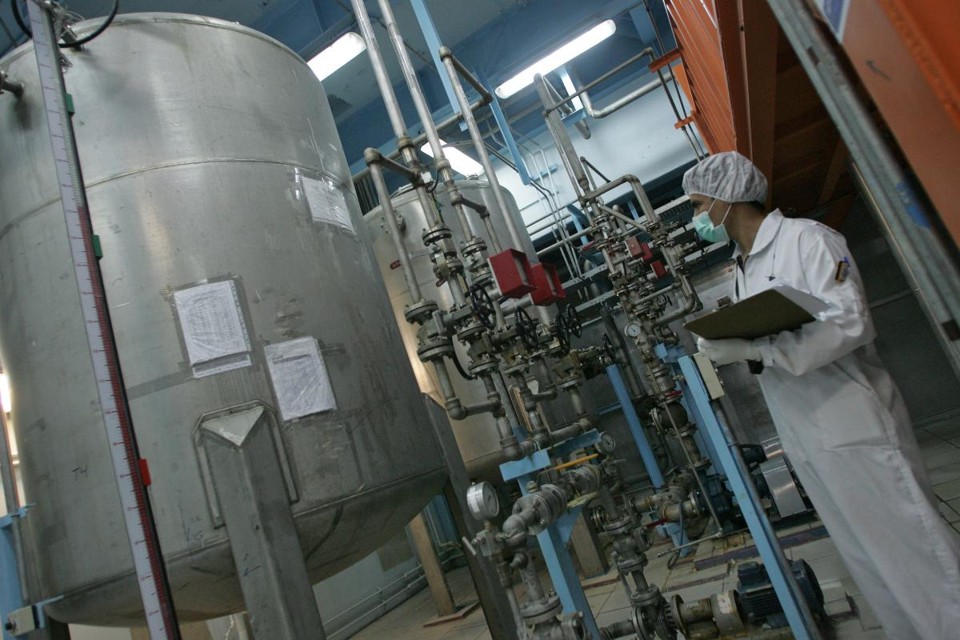 Irã avisa a ONU que aumentará capacidade de enriquecimento de urânio Técnico iraniano trabalha nas Instalações de Conversão de Urânio de Isfahan (UCF), a 420 km ao sul de Teerã, em 2007. Foto de arquivo | BEHROUZ MEHRIAFP