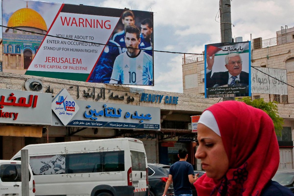 Pressão palestina faz Argentina desistir de jogo contra Israel Outdoor em Hebron, na Palestina, critica a possibilidade da realização do jogo Israel x Argentina | HAZEM BADER/AFP