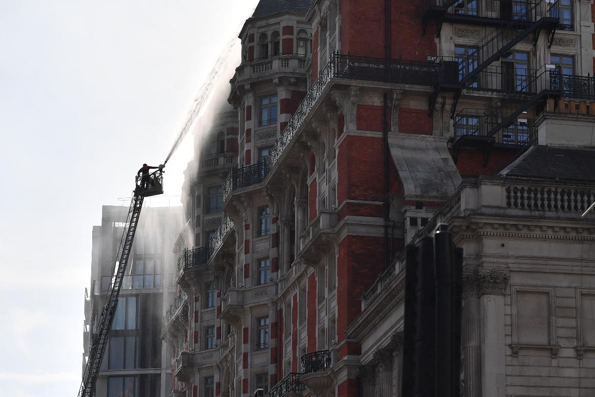 Os bombeiros apagam incêndio no hotel Mandarin Oriental, no centro de Londres | BEN STANSALLAFP