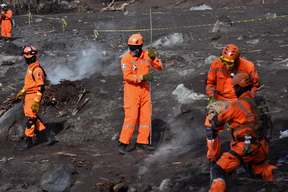 Bombeiros voluntários procuram vítimas da erupção do vulcão Fuego em Alotenango, na Guatemala | ORLANDO ESTRADA/AFP
