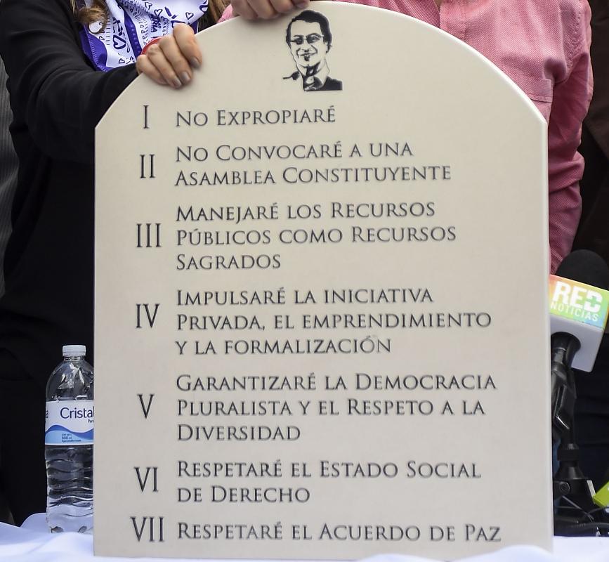 "Não vou expropriar", "Não convocarei uma Assembleia Constituinte", "Vou gerir recursos públicos como recursos sagrados", "Vou promover a iniciativa privada, o empreendimento e a formalização", “Garantirei a democracia pluralista e o respeito à diversidade”, “Respeitarei o Estado Social de Direito” e “Respeitarei o acordo de paz” são alguns dos ‘mandamentos’ que o candidato promete seguir | RAUL ARBOLEDA/AFP