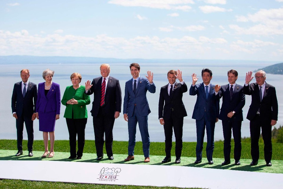 Lideranças dos países do G-7 posam para foto antes das reuniões: alegria aparente esconde tensões com o presidente americano Donald Trump | GEOFF ROBINS/AFP