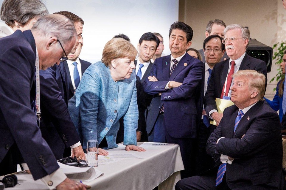 A fotografia mostra os líderes de França, Alemanha, Japão e Estados Unidos em um momento nada amigável durante o intervalo de sessões na cúpula do G-7 | JESCO DENZELAFP