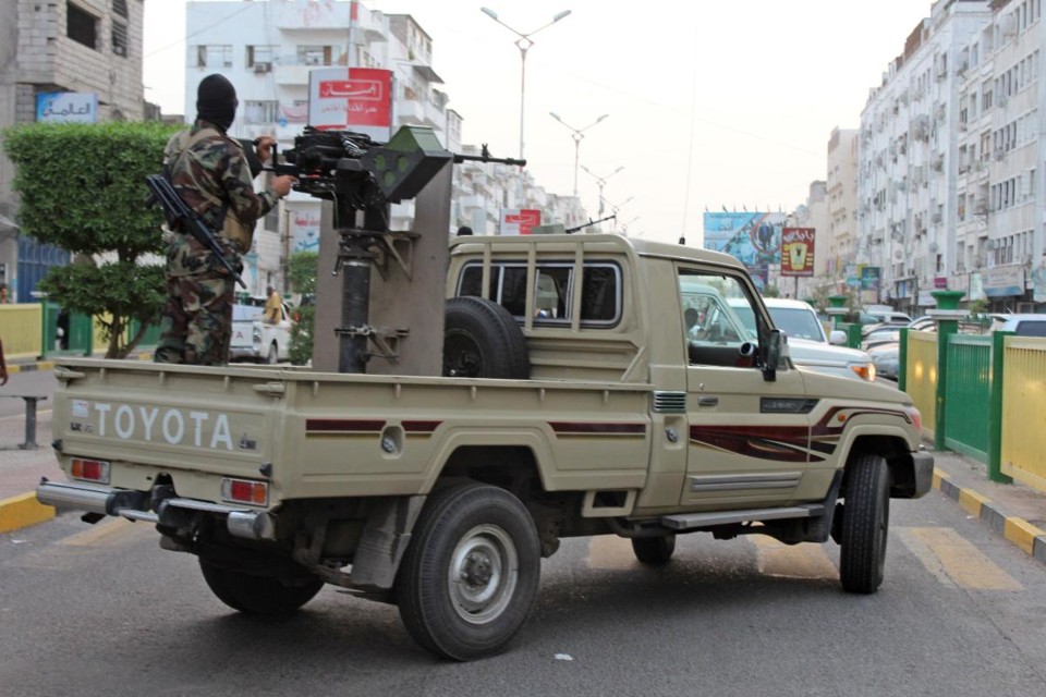 Um combatente das froças iemenitas, apoiadas pela Arábia Saudita e Emirados Árabes Unidos, patrulha as ruas do centro de Aden em 11 de junho de 2018 | SALEH AL-OBEIDIAFP