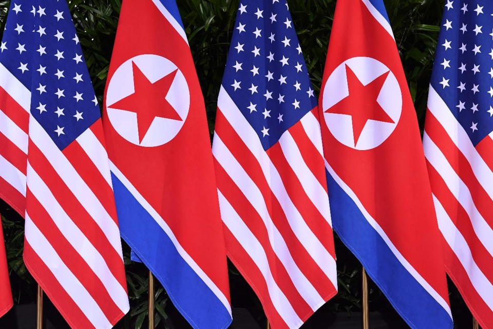 Bandeiras dos Estados Unidos e da Coreia do Norte no resort onde Trump e Kim se encontraram | SAUL LOEB/AFP
